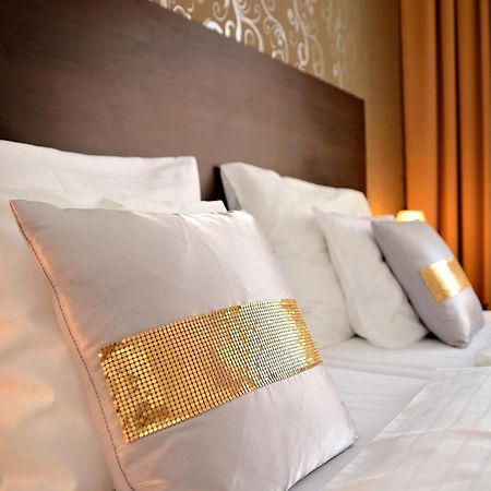 Hotel Atrium ปาร์ดูบิตเซ ภายนอก รูปภาพ