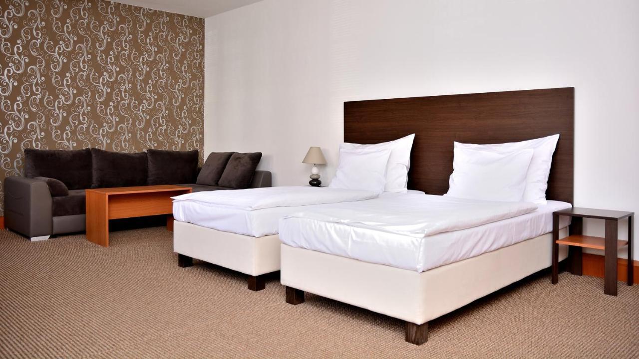 Hotel Atrium ปาร์ดูบิตเซ ภายนอก รูปภาพ