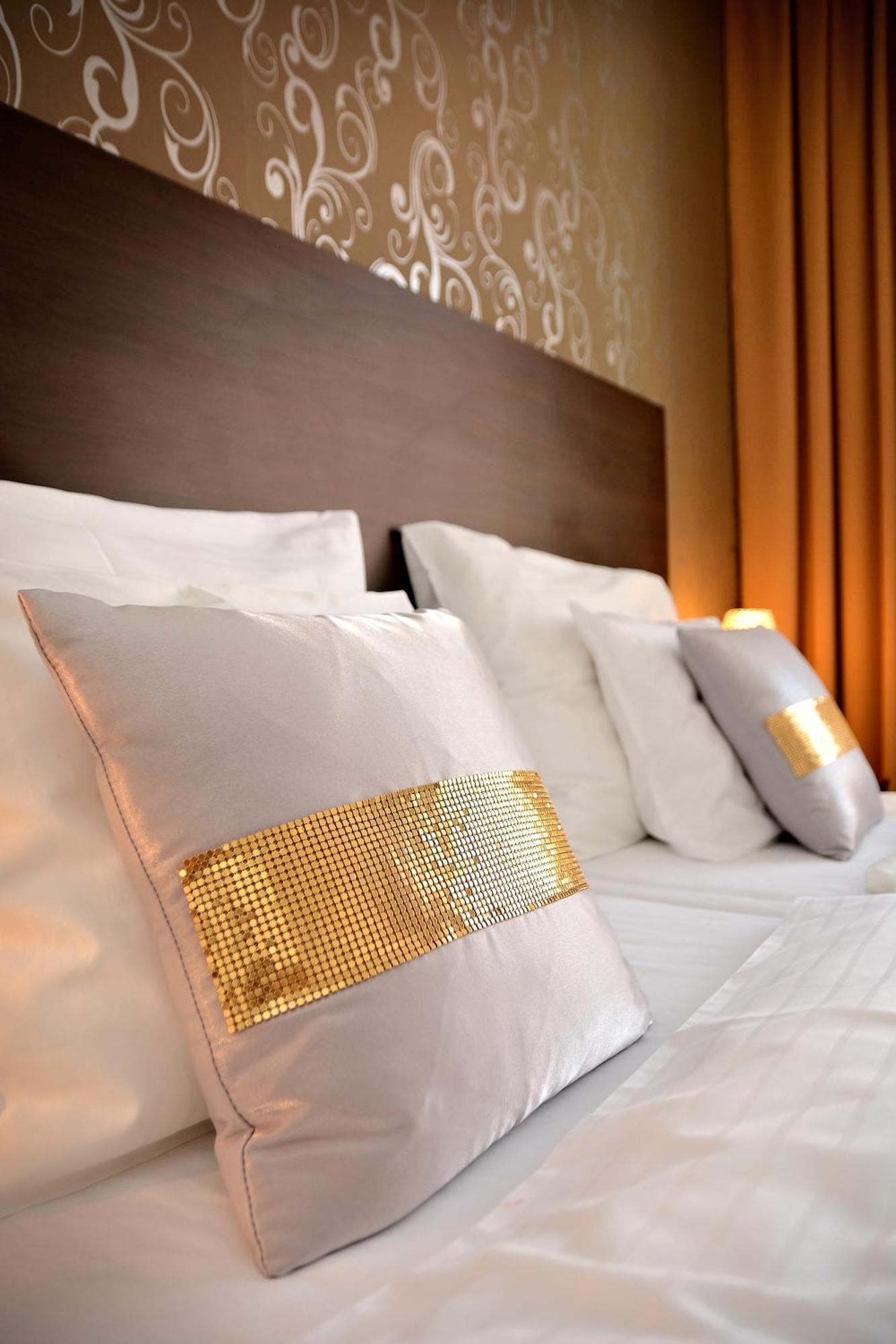 Hotel Atrium ปาร์ดูบิตเซ ภายนอก รูปภาพ