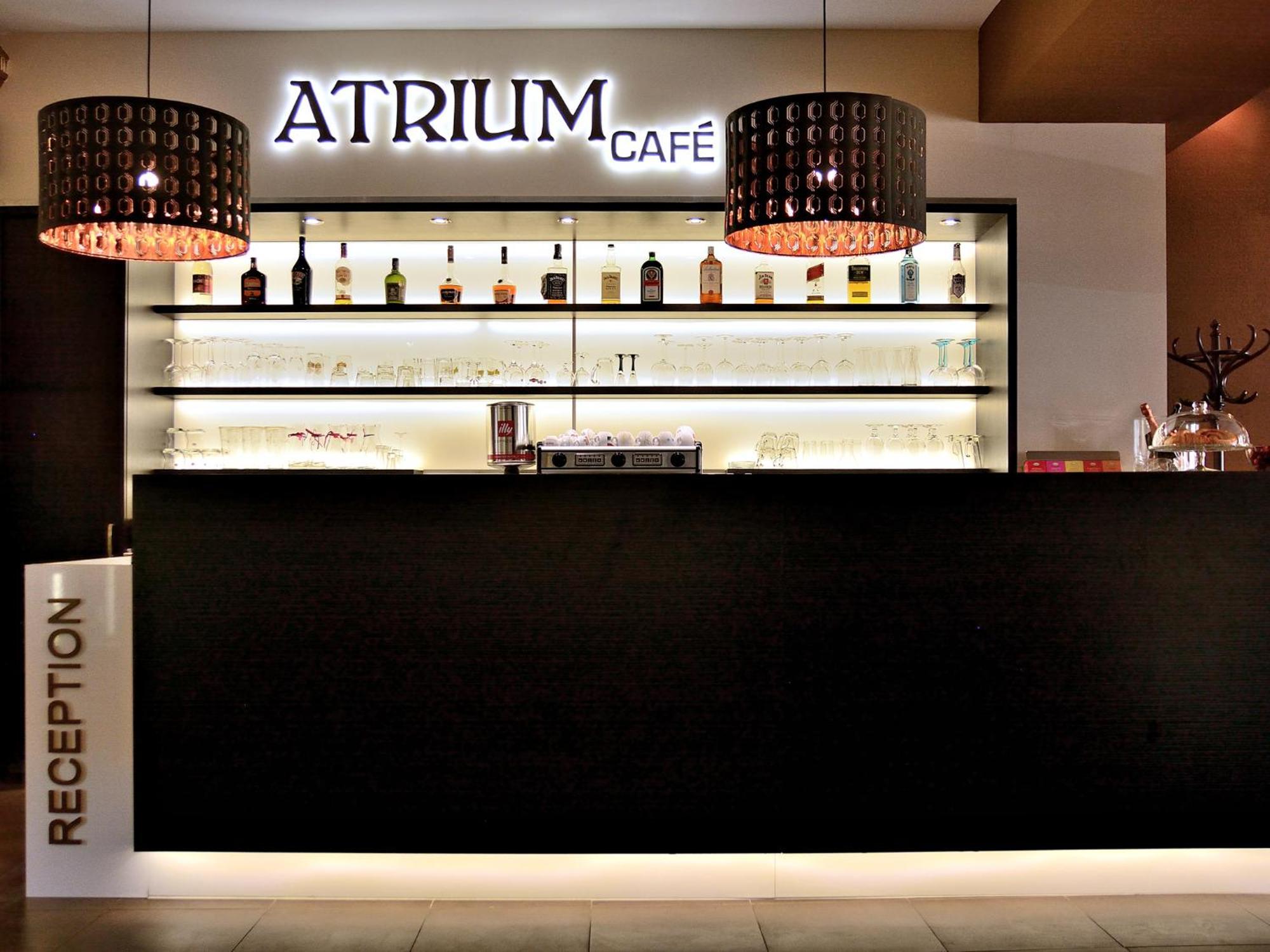 Hotel Atrium ปาร์ดูบิตเซ ภายนอก รูปภาพ