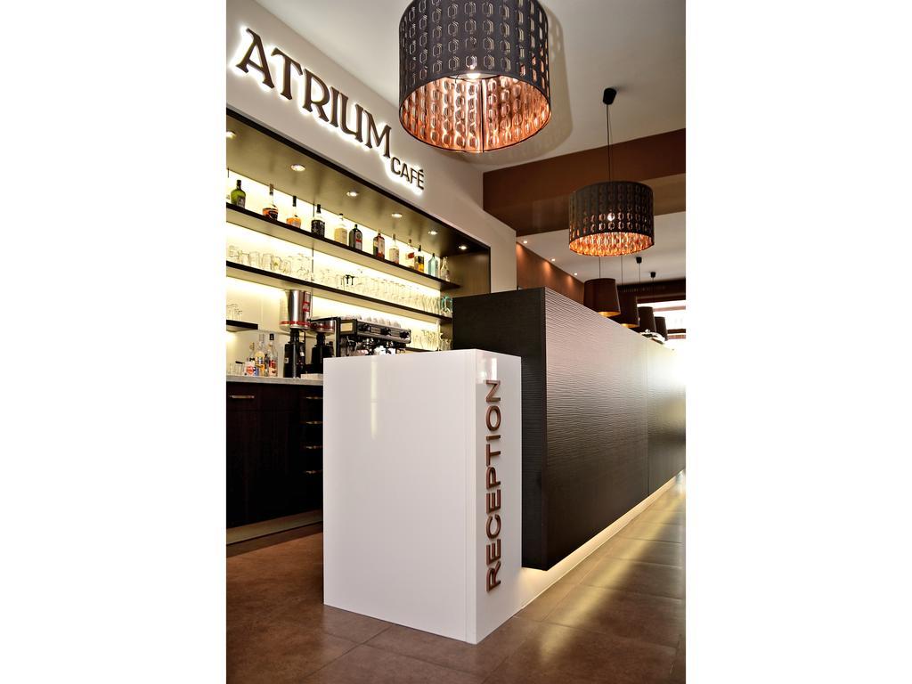 Hotel Atrium ปาร์ดูบิตเซ ภายนอก รูปภาพ