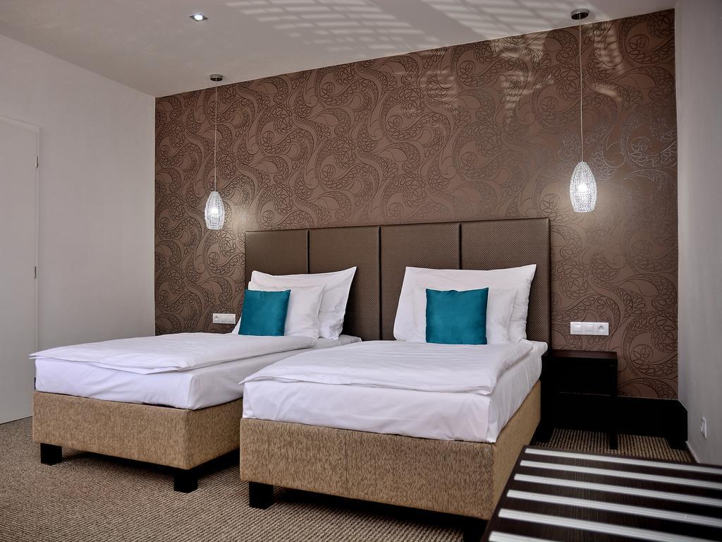 Hotel Atrium ปาร์ดูบิตเซ ภายนอก รูปภาพ